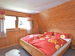 ein Schlafzimmer mit einem Bett in einem Holzzimmer in der Unterkunft Holiday home with sauna in Wildenthal in Weitersglashütte