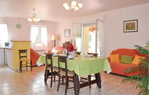 eine Küche und ein Wohnzimmer mit einem Tisch und Stühlen in der Unterkunft Lovely Home In Massugas With Outdoor Swimming Pool in Massugas