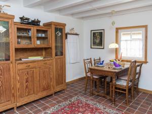jadalnia z drewnianym stołem i krzesłami w obiekcie Apartment with garden near Monschau w mieście Schleiden