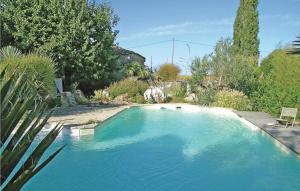een groot zwembad in een tuin met bomen en struiken bij Nice Home In Rioux With Outdoor Swimming Pool in Rioux