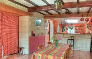 een kamer met een tafel met een vaas met bloemen erop bij Nice Home In Rioux With Outdoor Swimming Pool in Rioux