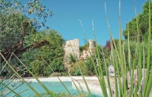 un jardin avec une piscine d'eau et des plantes dans l'établissement Amazing Home In Rioux, à Rioux