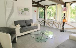 un salon avec un canapé et une table en verre dans l'établissement Amazing Home In Rioux, à Rioux 15 autres photos