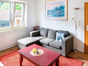 ein Wohnzimmer mit einem Sofa und einem Couchtisch in der Unterkunft Apartment in Brilon with a small garden in Brilon