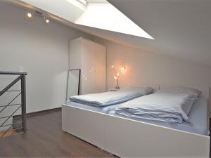 - une chambre blanche avec un lit dans un mur blanc dans l'établissement Apartment near the forest, à Kammerstein