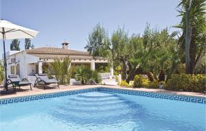 アルクーディアにあるAwesome Home In Alcdia With Private Swimming Pool, Can Be Inside Or Outsideの家の前のスイミングプール