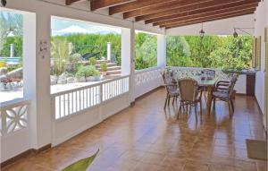 comedor con mesa y sillas en el balcón en Awesome Home In Alcdia With Private Swimming Pool, Can Be Inside Or Outside, en Alcudia