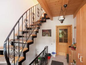 eine Treppe in einem Haus mit Holzdecke in der Unterkunft Modern Apartment in Waldachtal near the Forest in Waldachtal