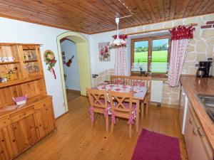 - une cuisine et une salle à manger avec une table et des chaises dans l'établissement A very spacious 4 person holiday home near the Chiemsee, à Übersee