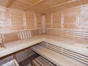 un grand sauna en bois avec des bancs en bois dans l'établissement A very spacious 4 person holiday home near the Chiemsee, à Übersee