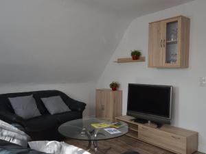 Cozy Apartment in Rees with Free WiFi TV 또는 엔터테인먼트 센터