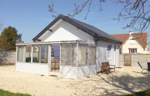 サントーバン・シュル・メールにあるLovely Home In Bernieres-sur-mer With Kitchenetteの小さな白い屋根