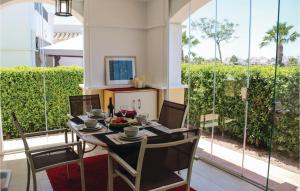 comedor con mesa y sillas en el balcón en Awesome Home In Torre-pacheco With Kitchenette, en Torre-Pacheco