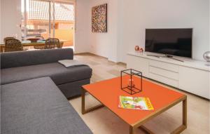- un salon avec un canapé et une table dans l'établissement Cozy Apartment In Casares Costa With Kitchen, à Bahia de Casares