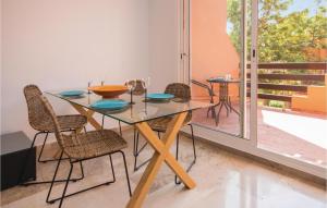 comedor con mesa de cristal y sillas en Amazing Apartment In Casares Costa With Outdoor Swimming Pool, en Bahía de Casares