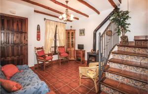 ein Wohnzimmer mit einer Treppe, einem Sofa und Stühlen in der Unterkunft 2 Bedroom Beautiful Home In Montejaque in Montejaque