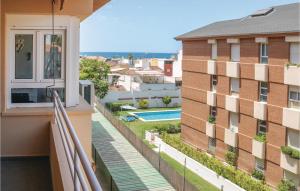 マラガにあるAmazing Apartment In Mlaga With 4 Bedrooms And Wifiの建物とスイミングプールの景色を望むバルコニー