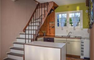 eine Küche mit einer Treppe mit einer Spüle und einer Theke in der Unterkunft Amazing Home In Saint Cast Le Guildo With House Sea View in LʼIsle-Saint-Cast