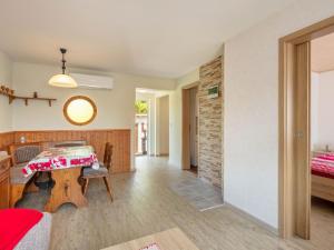 uma sala de estar com uma mesa e uma cama em Holiday home in Thuringia with garden em Mosbach