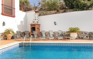 Awesome Home In Canillas De Albaida With Jacuzzi, Outdoor Swimming Pool And Swimming Poolの敷地内または近くにあるプール