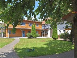 バート・ヴィルドゥンゲンにあるHoliday farm situated next to the Kellerwald Edersee national park with a sunbathing lawnの芝生の家