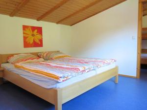 a bedroom with a bed in a room with a painting at Charmante Wohnung mit eigener Terrasse in Bad Wildungen