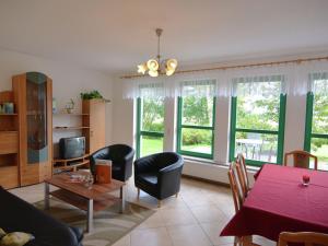 バート・シャンダウにあるDetached holiday home in Saxony with gorgeous viewのリビングルーム(テーブル、椅子、窓付)