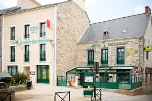 un gran edificio de ladrillo con una fachada verde en La Croix Verte - Le Relais des Moulins, en Bain-de-Bretagne