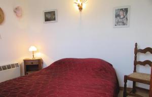 Tempat tidur dalam kamar di 3 Bedroom Amazing Home In Valle Di Rostino