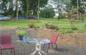 3 Stühle und ein Tisch im Garten in der Unterkunft Lovely Home In Plouha With Wifi in Plouha