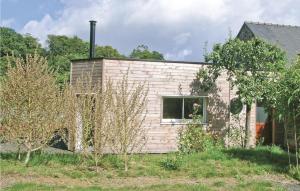 ein kleines weißes Backsteinhaus mit einem Fenster in der Unterkunft Lovely Home In Plouha With Wifi in Plouha