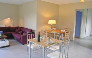 ein Wohnzimmer mit Tisch und Stühlen und einer Couch in der Unterkunft Lovely Home In Plouha With Wifi in Plouha