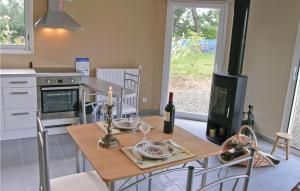 eine Küche mit einem Holztisch und einem Herd mit Backofen in der Unterkunft Lovely Home In Plouha With Wifi in Plouha + 11 Fotos