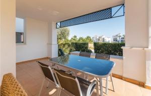 comedor con mesa y sillas y ventana grande en Stunning Apartment In Roldn With Outdoor Swimming Pool, en Los Tomases