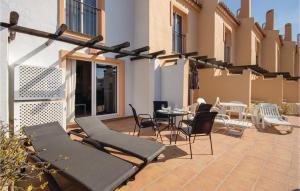 eine Terrasse mit Stühlen und einem Tisch auf der Terrasse in der Unterkunft Awesome Home In Mijas Costa With Wifi in Mijas Costa