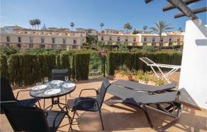 eine Terrasse mit Tisch und Stühlen und Gebäuden in der Unterkunft Awesome Home In Mijas Costa With Wifi in Mijas Costa + 18 Fotos