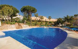 ein großes Schwimmbad in einem Resort in der Unterkunft Awesome Home In Mijas Costa With Wifi in Mijas Costa