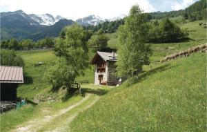 una pequeña casa en una colina en un campo en Mas Roncal 5, en Celledizzo