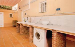 Kuchyňa alebo kuchynka v ubytovaní Gorgeous Home In Benalmádena With Wifi