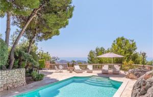 una piscina con sillas y una sombrilla junto a un patio en 7 Bedroom Cozy Home In Mlaga, en Málaga
