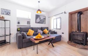 salon z kanapą i piecem opalanym drewnem w obiekcie Gorgeous Home In Malaga With Wifi w Maladze