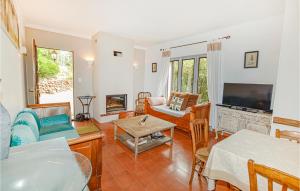 sala de estar con sofá y mesa en Beautiful Home In Sartene With Wifi en Sartène