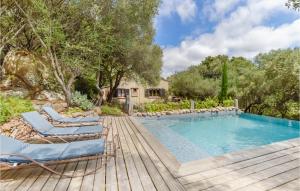 una piscina con sillas y una terraza de madera en Beautiful Home In Sartene With Wifi en Sartène