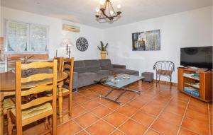 ein Wohnzimmer mit einem Sofa und einem Tisch in der Unterkunft Nice Home In Casalabriva With Wifi in Casalabriva
