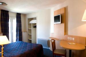 Μια τηλεόραση ή/και κέντρο ψυχαγωγίας στο Hotel Le Bourbon Pau Centre