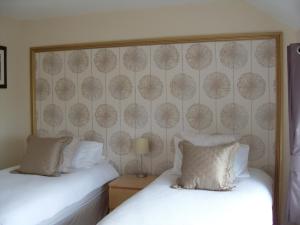 a hotel room with two beds and two lamps at Dol aur Bed and Breakfast in Harlech