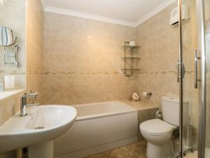 ein Badezimmer mit Toilette, Waschbecken und Badewanne in der Unterkunft Broom Cottage in Sidmouth + 16 Fotos