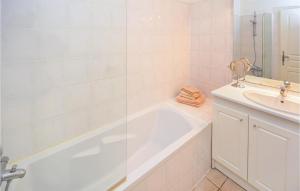 Un baño blanco con bañera y lavabo. en 2 Bedroom Cozy Home In Aigues-Mortes, en Aigues-Mortes
