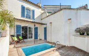 una piscina en el patio trasero de una casa en 2 Bedroom Cozy Home In Aigues-Mortes, en Aigues-Mortes