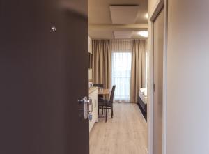 eine offene Tür zu einem Zimmer mit einem Esstisch in der Unterkunft Gästehaus - Boardinghouse Magnetsried in Seeshaupt